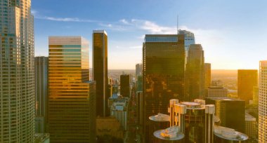 Los Angeles gökdelenleri ve gökdelenleri. Şehrin Los Angeles şehir merkezindeki iş merkezi. Gün batımı Los Angeles şehir merkezinde