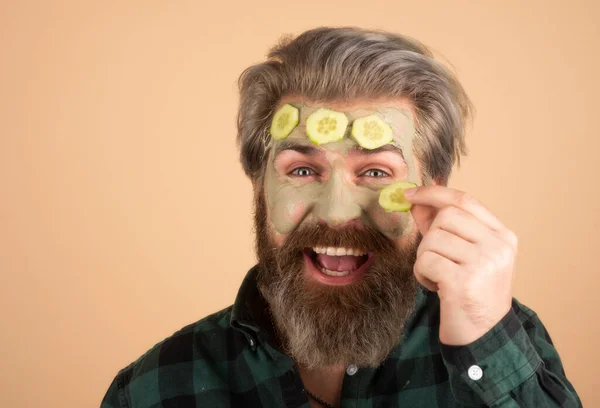 Yüzünde Balçık Maskesi Salatalık Dilimleri Olan Komik Bir Adam Spa — Stok fotoğraf