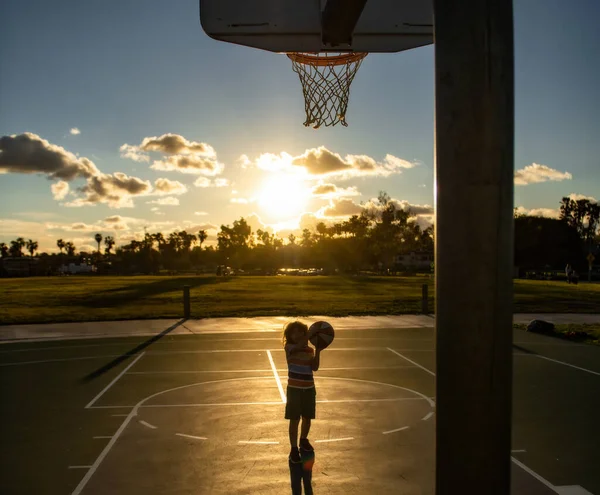 Grabben Koncentrerade Sig Att Spela Basket Siluett Vid Solnedgången — Stockfoto