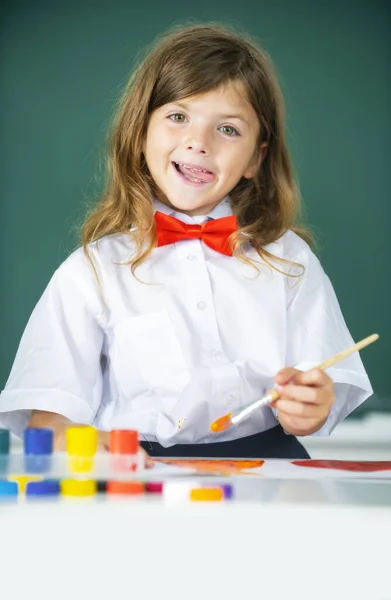 Küçük Kızın Fırça Kullanarak Renkli Boyayla Resim Çizdiği Yakın Plan — Stok fotoğraf