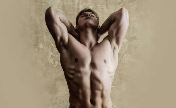 暗い背景にセクシーな若いハンサムな裸の男 誘惑ゲイ — ストック写真