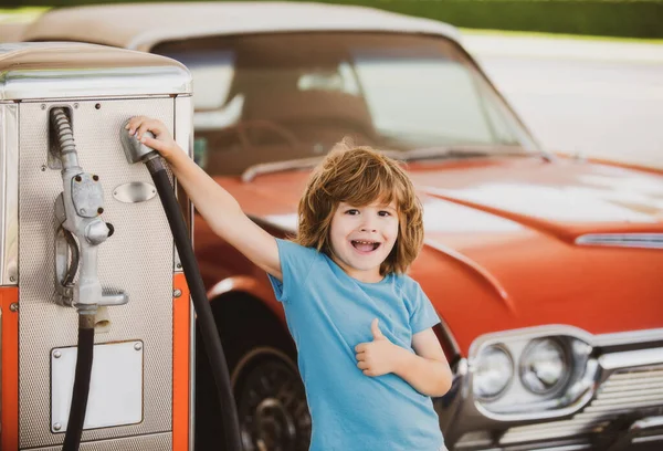 Ανεφοδιαστείτε Αυτοκίνητο Βενζινάδικο Παιδί Ενάντια Στο Κόκκινο Ρετρό Αυτοκίνητο — Φωτογραφία Αρχείου