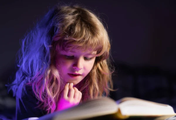 Милый Маленький Мальчик Читающий Книгу Ребенок Открытой Книгой Уроки Домашнего — стоковое фото