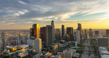 Los Angeles Şehir Merkezi, Top Aerial View 'ın sinematik dronu. Los Angeles Meleklerinin Uçuşu, İHA ile Los Angeles