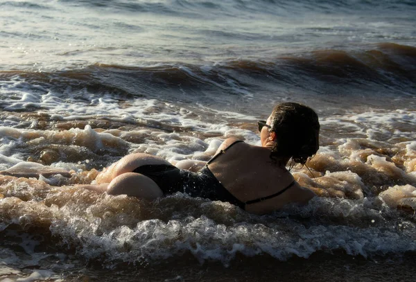 Сексуальная Молодая Женщина Позирующая Пляже Красивая Женщина Отдыхает Океана Сексуальные — стоковое фото