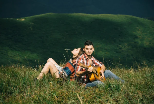 Πορτρέτο Ενός Ερωτευμένου Ζευγαριού Νεαρό Ζευγάρι Που Παίζει Κιθάρα Ρομαντική — Φωτογραφία Αρχείου