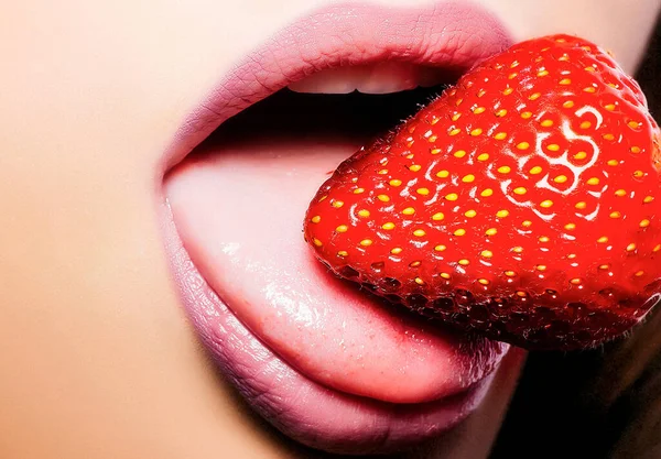 用草莓盖住女性的嘴唇 女性嘴唇 — 图库照片