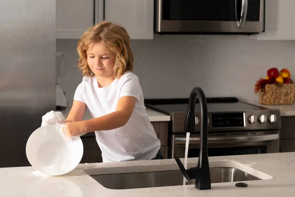 Çocuk Hizmetçisi Bulaşıkları Sabunlu Suyla Yıkıyor Mutfakta Bulaşık Yıkayan Sevimli — Stok fotoğraf