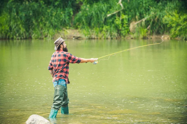 Angeln Hobby Und Sommerwochenende Bärtige Männer Fischen Mit Angelrute — Stockfoto