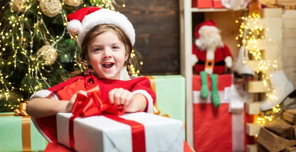 Garota Excitada Abrindo Presente Natal — Fotografia de Stock