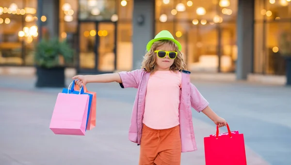 Aranyos Kisfiú Nyári Divatruhában Elmegy Vásárolni Boldog Gyerek Bevásárló Csomagokkal — Stock Fotó