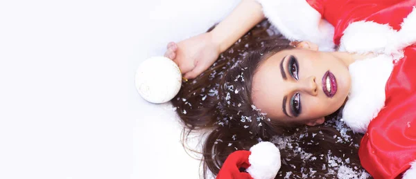 Szexi Fiatal Karácsonyi Labdával Csinos Lány Téli Ünnepeket Ünnepli Fiatal — Stock Fotó