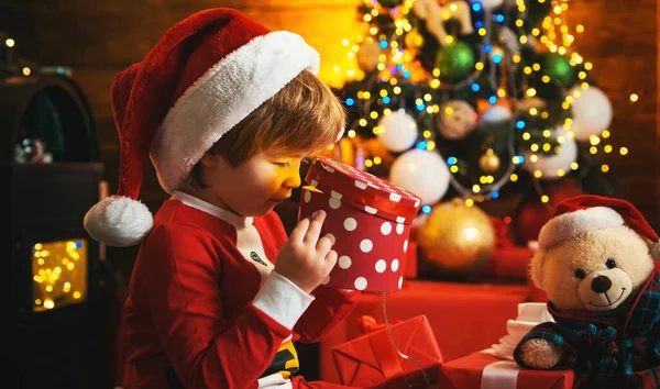 幸せな興奮した子供はギフトボックスを開いています クリスマスのギフトボックスと幸せな小さな笑顔の男の子 驚きの子供がクリスマスプレゼントを開く — ストック写真
