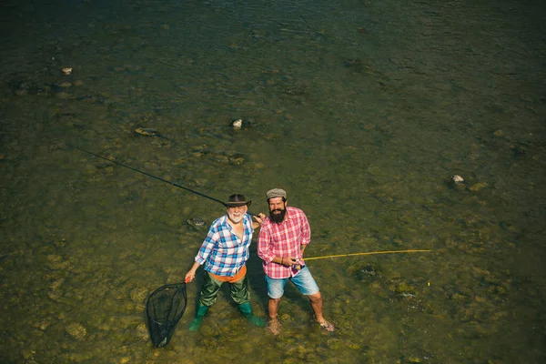 Пожилой Мужчина Другом Рыбалке Летние Каникулы Счастливые Веселые Люди Бородатые — стоковое фото