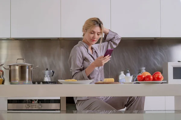 Доброе Утро Соцсети Телефоне Утром Женщина Завтракает Уютной Кухне — стоковое фото