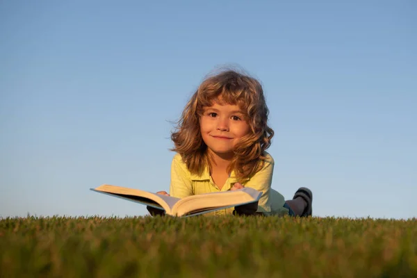 Умный Ребенок Читает Книгу Лежа Траве Поле Фоне Неба Портрет — стоковое фото