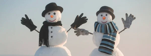 Két Hóember Fogja Egymás Kezét Odakint Téli Hóember Fekete Kalapban — Stock Fotó