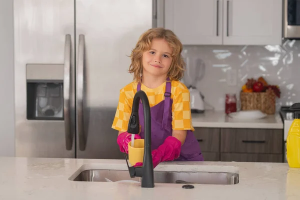 Limpar Pratos Lavados Líquido Lavar Louça Com Espuma Criança Ajudante — Fotografia de Stock