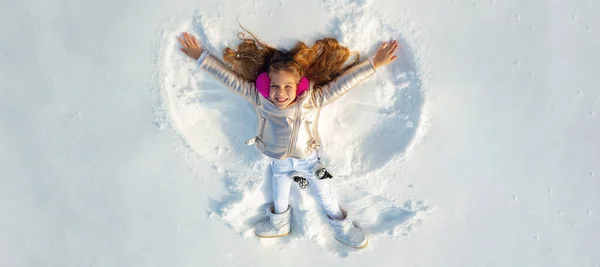 Snöängel Leende Barn Liggande Snö Med Kopieringsutrymme Lustig Grabb Som — Stockfoto