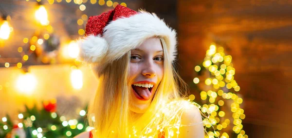 Grappige Vrouw Met Kerstmuts Kerstachtergrond Close Portret Van Sexy Meisje — Stockfoto
