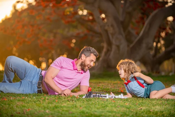 Otec Syn Hrají Šachy Ležící Trávníku Parku Den Otců Rodina — Stock fotografie