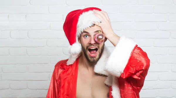 Νεαρός Αστείος Άντρας Χριστουγεννιάτικη Μπάλα Κοντινή Φωτογραφία Του Σέξι Άντρα — Φωτογραφία Αρχείου