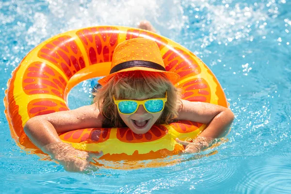 Chlapec Plaval Hrál Bazénu Dítě Hrající Bazénu Dětský Portrét Letní — Stock fotografie