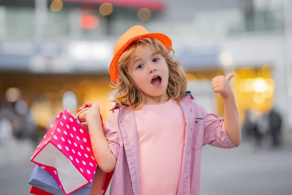 Kedvezmények Eladások Boldog Kisfiú Bevásárlószatyrokkal Egy Kisgyerek Vásárol Trendek Márkák — Stock Fotó