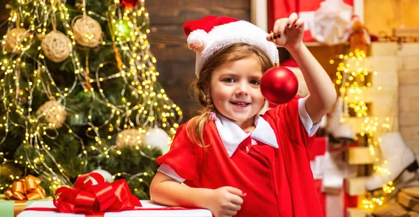 Κορίτσι Παιδί Διακόσμηση Χριστουγεννιάτικο Δέντρο Στο Σπίτι Χριστουγεννιάτικα Παιχνίδια Για — Φωτογραφία Αρχείου