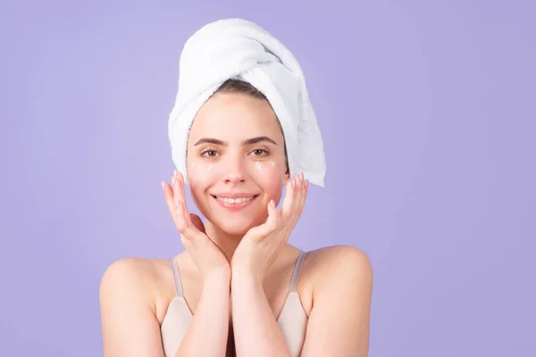 Schöne Frau Mit Sauberer Frischer Haut Mädchenschönheit Gesichtsbehandlung Kosmetik Schönheit — Stockfoto