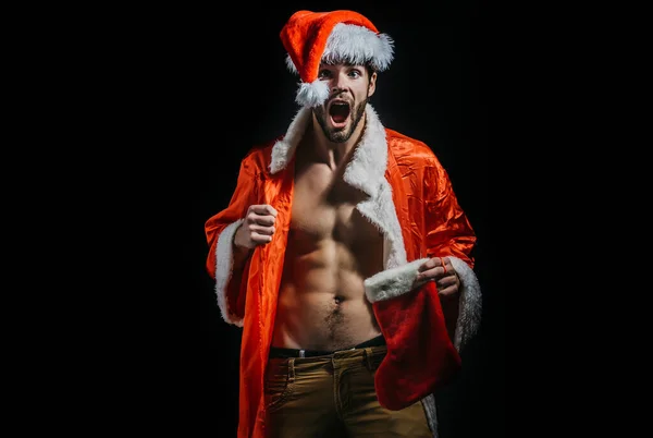 クリスマスセクシーなサンタさん サンタの帽子の素晴らしい男性 Xmasの筋肉人 筋肉質の体でサンタ クリスマスパーティーやセックスゲーム ハンサムなセクシーサンタクラス男オン黒背景 — ストック写真