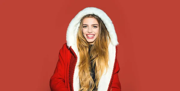 Portret Pięknej Uśmiechniętej Kobiety Świętującej Zimowe Święta Bożego Narodzenia Czerwonym — Zdjęcie stockowe