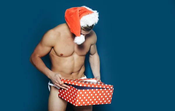 クリスマスのセクシー男 サンタ ハットの若い男達 新年だ Xmasの筋肉人 筋肉質の体でサンタ クリスマスパーティーやセックスゲーム ハンサムなセクシーサンタクラス男上の青の背景 — ストック写真