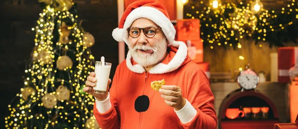 Santa Senior Man Njuter Kakor Och Mjölk Julafton Mjölk Och — Stockfoto