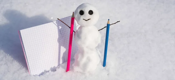 노트를 스노우 블로그 컨셉은 Snowman 프리랜서 마케팅 종이가 창조적 온라인 — 스톡 사진