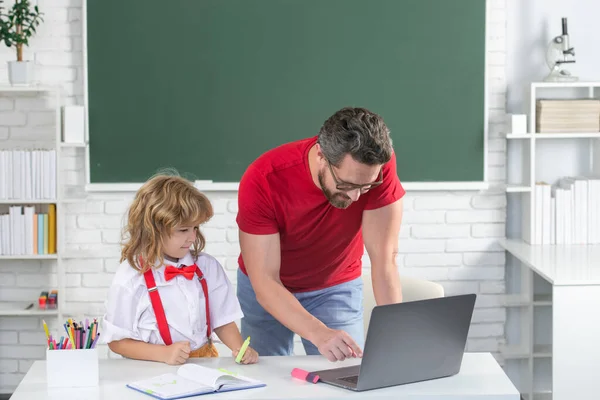 Nauczyciel Uczniem Uczącym Się Laptopie Uczącym Się Learningiem Online Nauczyciel — Zdjęcie stockowe