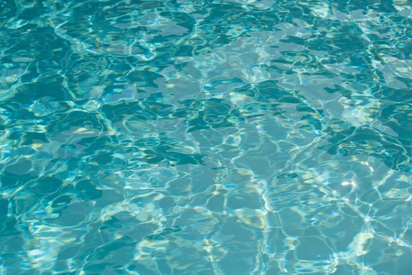 Yüzme Havuzunda Güneş Yansımalı Dalgalı Dalgalı Arkaplanı — Stok fotoğraf