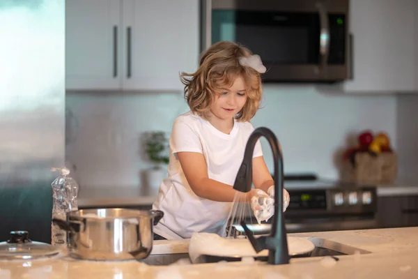 Divertidos Chicos Gemelos Ayudando Cocina Con Lavar Los Platos Niños —  Fotos de Stock