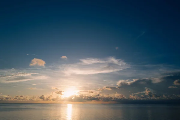 Ηλιοβασίλεμα Στη Θάλασσα Ξημέρωμα Παραλίας Συννεφιά Καραϊβική Θάλασσα — Φωτογραφία Αρχείου