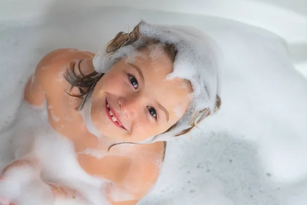 孩子们洗发水孩子头上的泡沫 孩子在泡泡浴时很开心 快乐的孩子享受着洗澡时间 小男孩在浴室里笑着用肥皂泡沫 小孩在用泡沫洗澡时洗澡 — 图库照片
