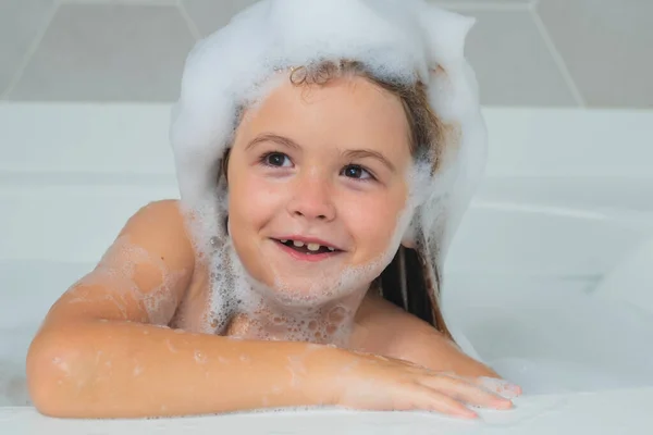 Menino Sorridente Feliz Com Espuma Cabeça Tomando Banho Uma Pia — Fotografia de Stock