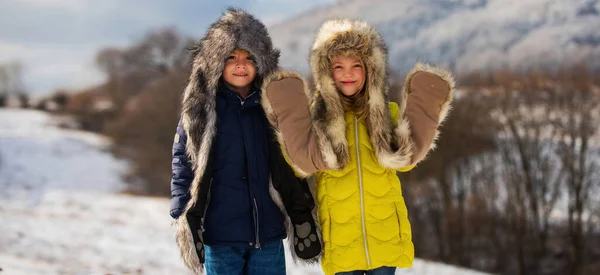 Deux Petits Enfants Amusent Dans Nature Hivernale Avec Une Montagne — Photo