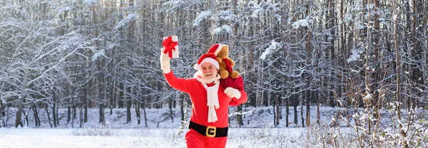 Šťastný Santa Claus Přichází Zimního Lesa Taškou Dárků Sněhová Krajina — Stock fotografie