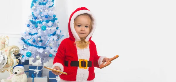 Portrait Des Kleinen Jungen Weihnachtsmütze Halten Lebkuchen Auf Hause Dekorierten — Stockfoto