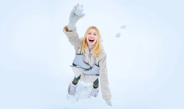 Κορίτσι Πετάει Χιονόμπαλες Παιχνίδια Χιονιού Αστείο Κορίτσι Του Χειμώνα Παίζει — Φωτογραφία Αρχείου