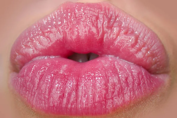 Makro Dudaklar Kadın Ağzını Kapat Beyazdan Izole Edilmiş Seksi Kadın — Stok fotoğraf
