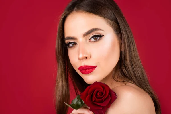 Kvinna Med Röda Läppar Och Ros Blomma Mode Skönhet Porträtt — Stockfoto