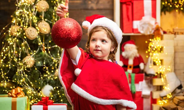 Kind Versieren Met Kerstbal Kerstbal Kerstboom — Stockfoto