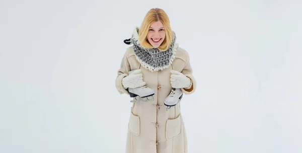 Vacker Flicka Vintern Utomhus Vacker Glad Skrattande Ung Kvinna Bär — Stockfoto