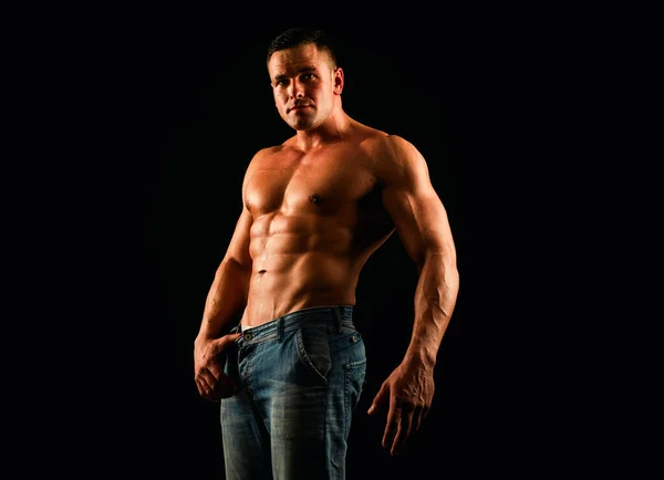 6パックAbsを示す筋肉の無気力な男のモデル ゲイのセクシーなモデル 完璧な腹筋の肩の二足歩行や胸 裸の胴を持つ筋肉のセクシーな男 運動体とのハンク — ストック写真